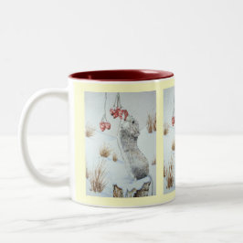 Niedliche Mäuse fressende Beeren Schneeszene Zweifarbige Tasse