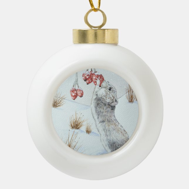 Niedliche Mäuse und rote Beeren - Schneeszene Keramik Kugel-Ornament (Vorderseite)