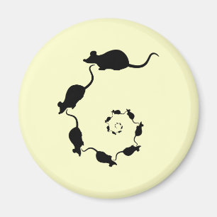 Niedliche Mäusespirale. Schwarze Mäuse auf Creme Magnet