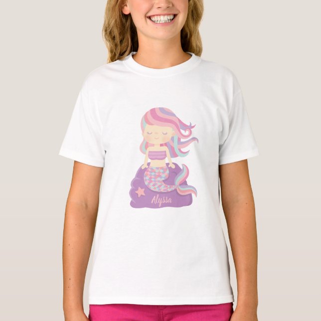 Niedliche Meerjungfrau auf dem Lila Rock Name T-Sh T-Shirt (Vorderseite)