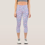 Niedliche Meerjungfrauenskala, magische Meereskrea Capri Leggings<br><div class="desc">Super niedliche,  hochwertige,  komfortable,  hochauflösende Capri-Leggings mit einem Muster aus blauen,  rosa und lila Mermaid-Skalen.  Fügen Sie benutzerdefinierten Text,  Monogramm,  etc. zu personalisieren. Perfekt für das Arbeiten,  das Aufhängen,  Festivals,  Kostüme und vieles mehr.</div>