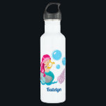 Niedliche Mermaid-Girl Edelstahlflasche<br><div class="desc">Ein niedliches personalisiertes Strandgeschenk mit einer hübschen,  rosa haarigen Meerjungfrau mit einem aquamarinen Schwanz,  der neben blauen Blasen eine schöne Harfe hält. Passen Sie mit dem Namen Ihres kleinen Mädchens auf,  um ein nettes Geschenk für Kinder zu machen.</div>