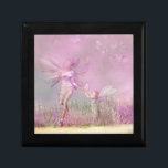 Niedliche, moderne Girl Pink Butterfly Fairies Erinnerungskiste<br><div class="desc">Dieses moderne Design besticht durch eine trendige rosa Fee, die einer jüngeren Fee einen Schmetterling auf einer Wiese von Blume schenkt. #fairy #niedlich #fantasy #modern #chic #stylish #elegant #pink #butterfly #butterflies #nature #floral #Blume #botanical #wiadow #girine #feminine #stylish #style #trendy #trendy #most #known #design #designer #giftbox #giftwrapping #Party #giftwrappingsupplies #gifts...</div>