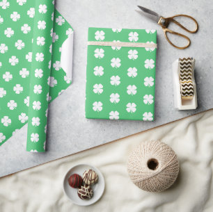 Niedliche moderne, leicht grüne Lucky Clocks Geschenkpapier
