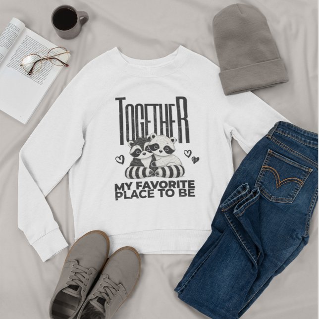 Niedliche monochromatische Raccoon Valentine Liebe Sweatshirt (Von Creator hochgeladen)