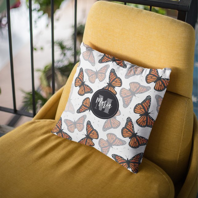 Niedliche Monogramm-Natureschmetterlinge Kissen (Cute monogram butterfly throw pillow with personalized nature-inspired design.)