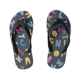 Niedliche Monsteralphabeten flippen Flops Kinderbadesandalen