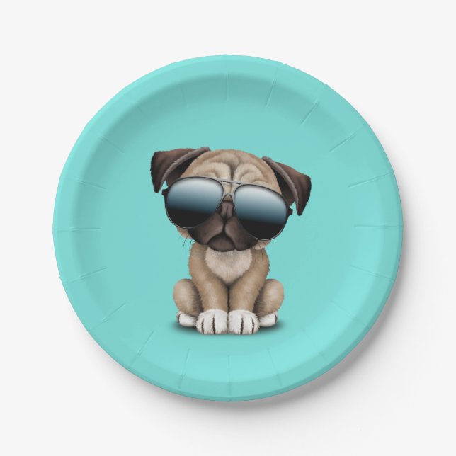 Niedliche Mops-Welpen-Hundetragende Sonnenbrillen Pappteller (Vorderseite)
