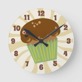 Niedliche Muffin Time Cartoon Frühstücksmaskot Runde Wanduhr