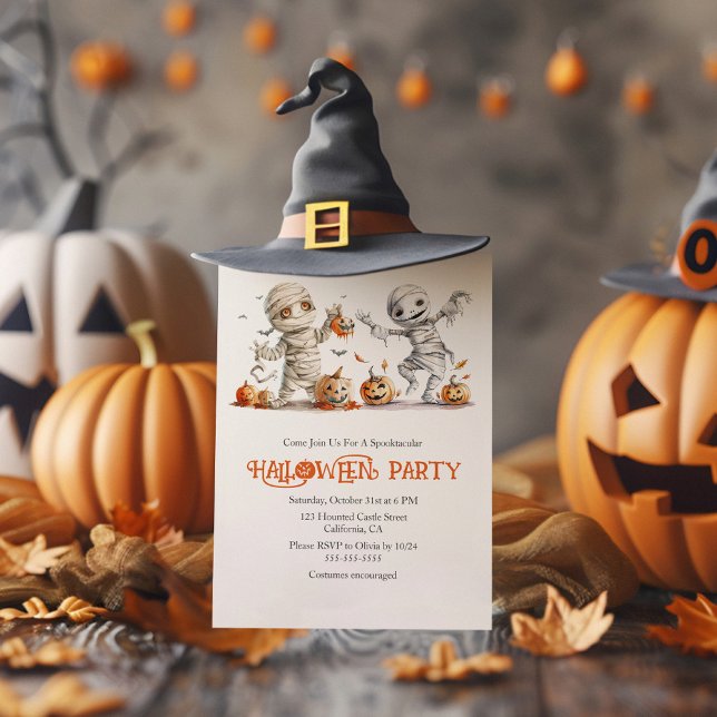 Niedliche Mummy Kids-Halloween-Party Einladung (Cute Mummy Kids' Halloween Custom Party Invitation on a rustic table with Halloween decoration.)