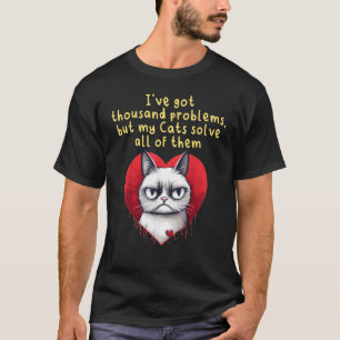 Niedliche mürrische Katze mit großem Herz-Kostüm f T-Shirt