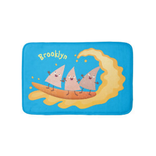Niedliche nachos-Maischips beim Surfen Cartoon Badematte