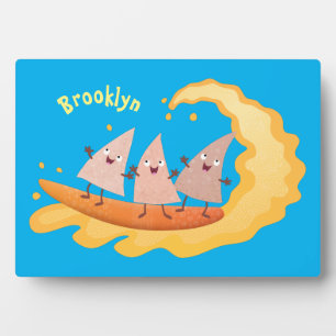 Niedliche nachos-Maischips beim Surfen Cartoon Fotoplatte