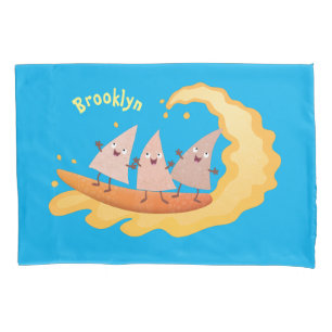 Niedliche nachos-Maischips beim Surfen Cartoon Kissenbezug