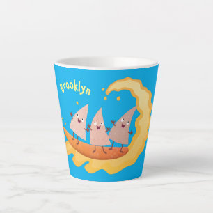 Niedliche nachos-Maischips beim Surfen Cartoon Milchtasse