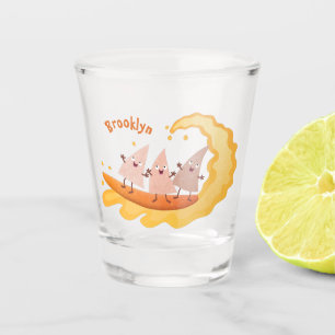 Niedliche nachos-Maischips beim Surfen Cartoon Schnapsglas