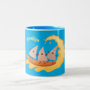 Niedliche nachos-Maischips beim Surfen Cartoon Zweifarbige Tasse