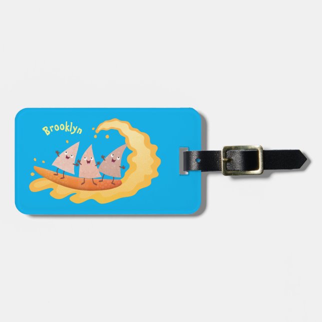 Niedliche nachos-Maischips beim Surfen Gepäckanhänger (Vorderseite horizontal)