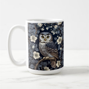 Niedliche Nordsäulenschale und Mondblumen auf der Kaffeetasse
