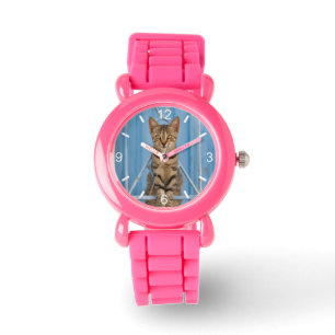 Niedliche Nosy Tabby Kitten Sitzen in einem blauen Armbanduhr