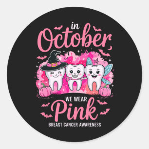 Niedliche Oktoberzähne Wir tragen eine rosa Brustk Runder Aufkleber