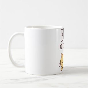 Niedliche Orange Tabby Cat beschäftigt, tut nichts Kaffeetasse