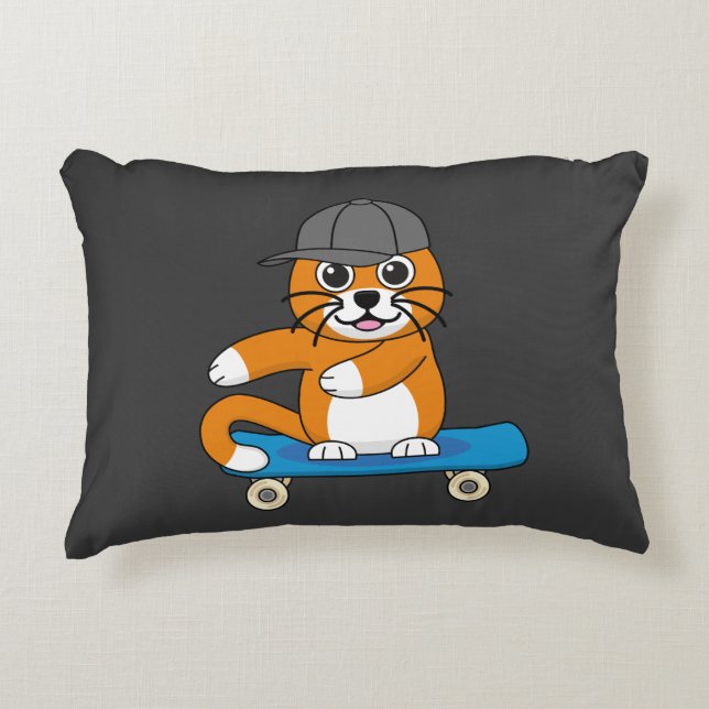 Niedliche orangefarbene Katze auf Skateboard Carto Dekokissen (Vorderseite)