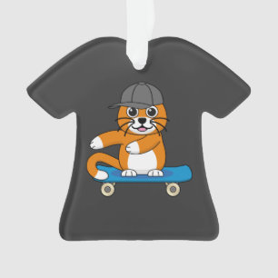 Niedliche orangefarbene Katze auf Skateboard Carto Ornament