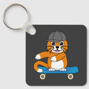 Niedliche orangefarbene Katze auf Skateboard Carto Schlüsselanhänger