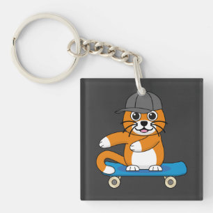 Niedliche orangefarbene Katze auf Skateboard Carto Schlüsselanhänger