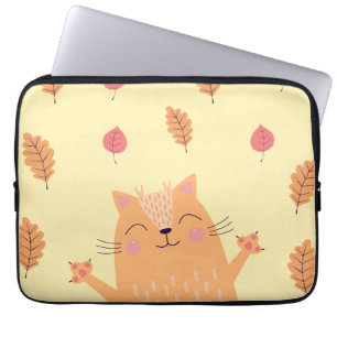 Niedliche orangefarbene Katze spielt im Herbstlaub Laptopschutzhülle