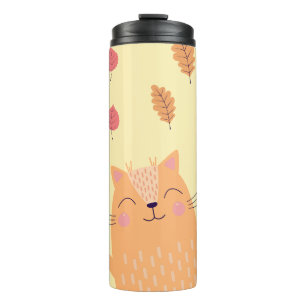 Niedliche orangefarbene Katze spielt in Herbstlaub Thermosbecher