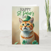 Niedliche Orangenkatze mit Kleeblättern St Patrick