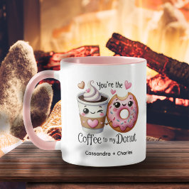 Niedliche Paare, die "Kaffee zu meinem Donut" indi Tasse