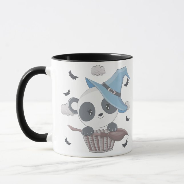 Niedliche Panda Hexe umgeben von Fledermäusen Hall Tasse (Links)
