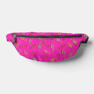 NIEDLICHE Papierklammern auf rosa Bauchtasche