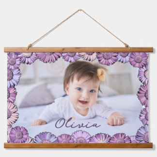 Niedliche Pastel Lila Daisy Name Foto Großkinder Wandteppich Mit Holzrahmen