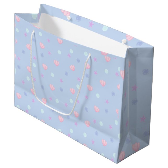 Niedliche Pastellmuscheln und Perlen in Periwinkle Große Geschenktüte (Vorderseite Schrägansicht)