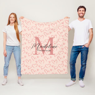 Niedliche Pastellrosa Herz-Muster-Script Monogram Fleecedecke