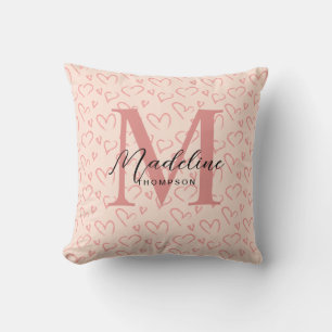 Niedliche Pastellrosa Herz-Muster-Script Monogram Kissen