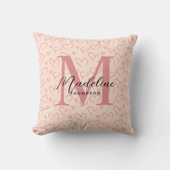 Niedliche Pastellrosa Herz-Muster-Script Monogram Kissen (Vorderseite)