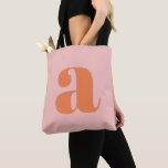Niedliche Pastellrosa Orange Retro-Buchstaben Tasche<br><div class="desc">Dieses stilvolle Totbeutel mit dem Monogramm in Korallen auf einem pastellrosa Hintergrund in Retro-Schrift. Tolle Geschenkidee!</div>