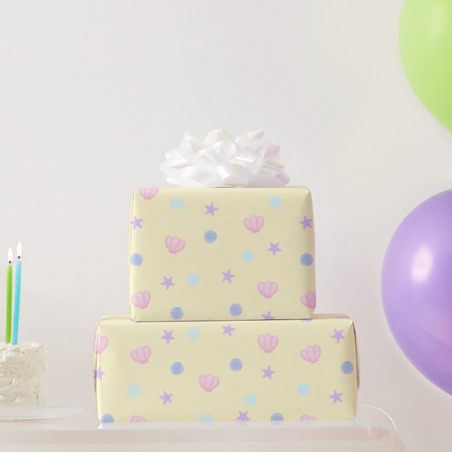 Niedliche Pastelmuscheln und Perlen im Lemon Chiff Geschenkpapier (Partygeschenke)