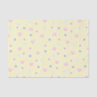 Niedliche Pastelmuscheln und Perlen im Lemon Chiff Seidenpapier
