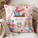 Niedliche Personalisierte Alice im Wunderland Kissen<br><div class="desc">Fügen Sie Ihrer Wohngestaltung eine skurrile Touch mit unserem Niedlichen Personalisierten Alice im Wunderland-Kissen. Mit charmanten Illustrationen aus der geliebten Geschichte, die mit Ihrem Namen oder Ihren Initialen individuell gestaltet werden können, verzaubert dieses Kissen jeden Raum. Unser Kissen ist aus weichem und langlebigem Material gefertigt und eignet sich hervorragend, um...</div>