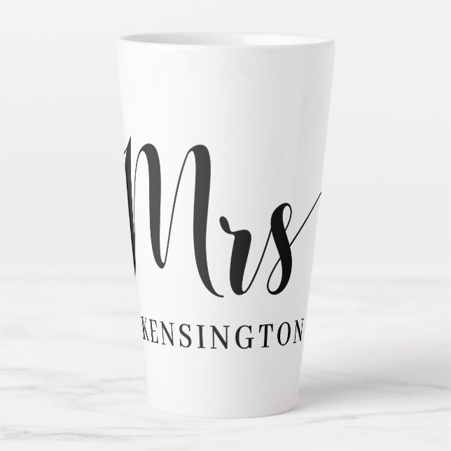 Niedliche Personalisierte Frau Newlywed Typografie Milchtasse (Vorderseite)