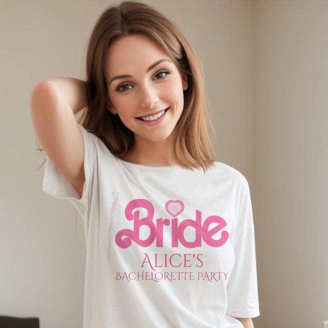 Niedliche personalisierte rosa Braut T-Shirt (Trendy pink typography bride to be. Team bride also available for a memorable bachelorette party. )