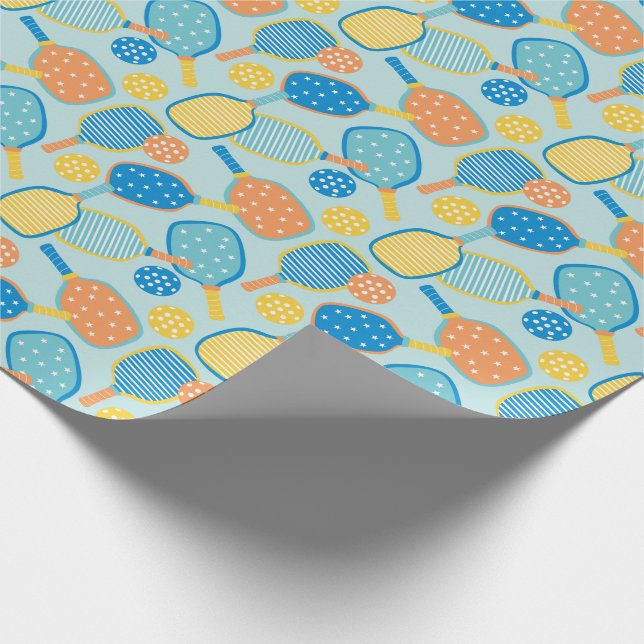 Niedliche Pickleball-Paddle auf hellblau Geschenkpapier (Ecke)