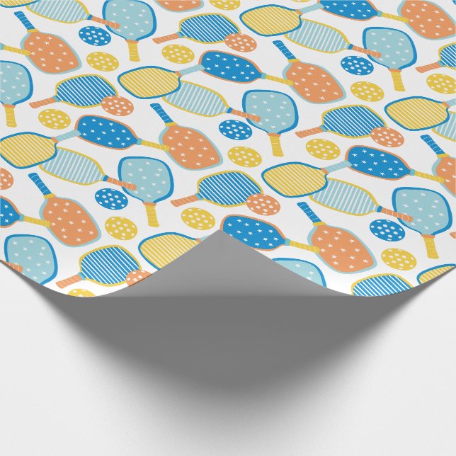 Niedliche Pickleball-Paddle auf weiß Geschenkpapier (Ecke)