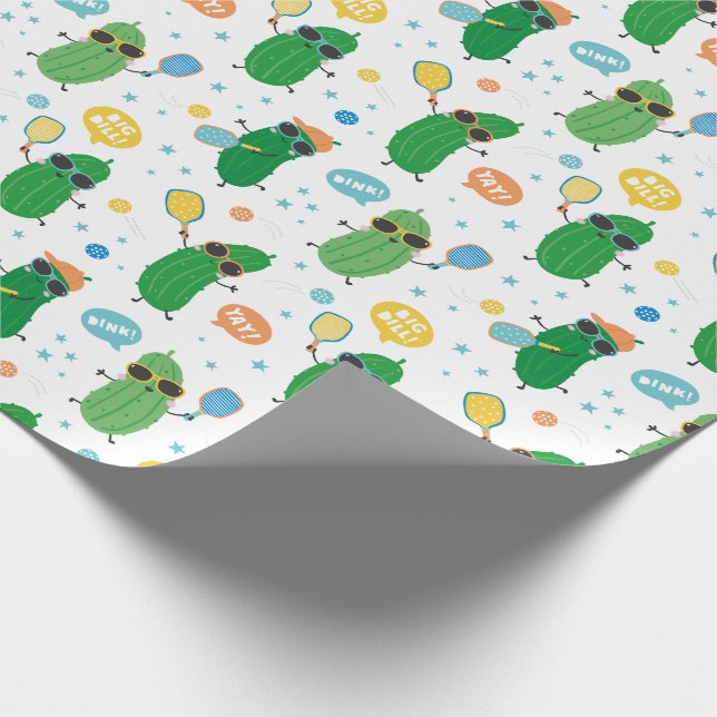 Niedliche Pickles spielen Pickleball auf weiß Geschenkpapier (Ecke)